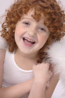 Bild eines lachenden rothaarigen Mädchens
