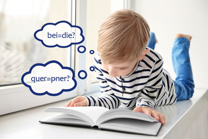 Ein liegendes Kind liest in einem Buch. Über seinem Kopf sind comicartige Gedankenblasen, in denen Wörter mit verdrehten Buchstaben zu sehen sind